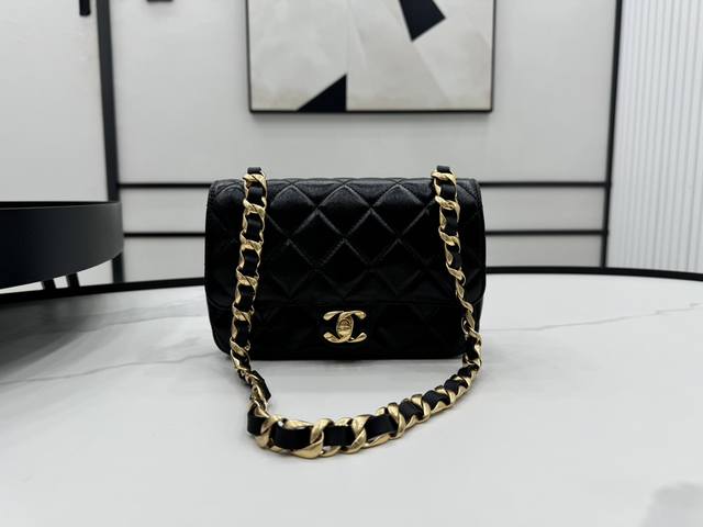 As5027 Chanel 2024最新经典菱格口盖包 饰以粗旷金色链子润饰手袋，脱颖而出，演绎永恒优雅，特别赞 尺寸：19Cm