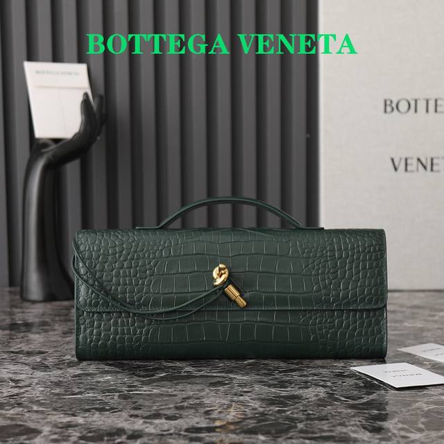 Bottegaveneta 这款手提 鳄鱼纹 晚宴包真的是又清冷又美丽 每个颜色都有不一样的味道 Andiamo是bottega最近话题度最高的一款了 看腻了大