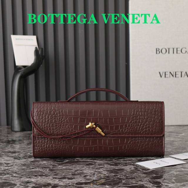 Bottegaveneta 这款手提 鳄鱼纹 晚宴包真的是又清冷又美丽 每个颜色都有不一样的味道 Andiamo是bottega最近话题度最高的一款了 看腻了大