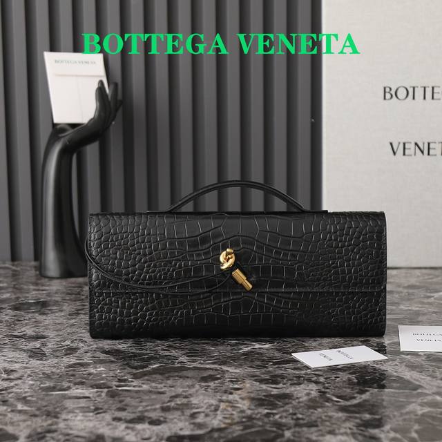 Bottegaveneta 这款手提 鳄鱼纹 晚宴包真的是又清冷又美丽 每个颜色都有不一样的味道 Andiamo是bottega最近话题度最高的一款了 看腻了大