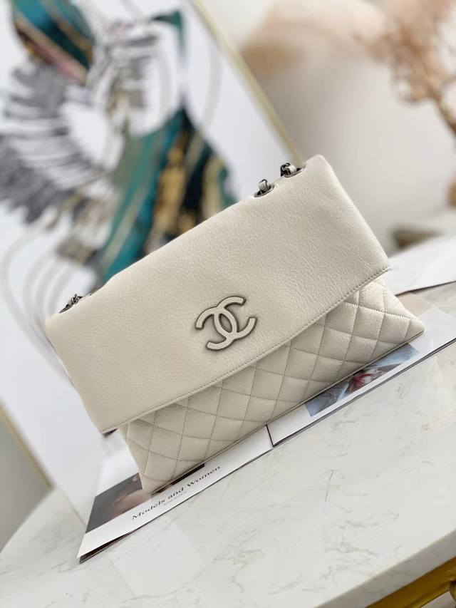 Chanel 经典鹿纹米白色， 进口牛皮，手感超柔软，非常实用、大容量、能装下所有你想装的东西。上身效果超赞，可单肩，斜挎 型号7095 尺寸：32*7.5*1