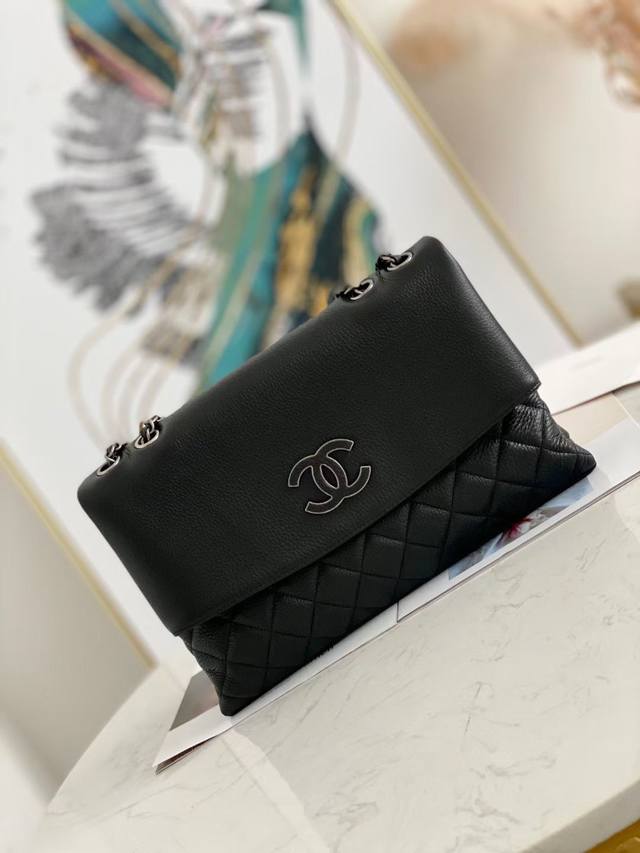 Chanel 经典鹿纹米白色， 进口牛皮，手感超柔软，非常实用、大容量、能装下所有你想装的东西。上身效果超赞，可单肩，斜挎 型号7095 尺寸：32*7.5*1