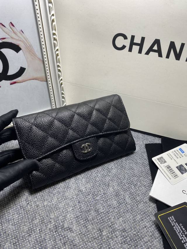 Chanel．型号2069、进口原版牛皮球纹三折钱包尺寸17.5*10*3