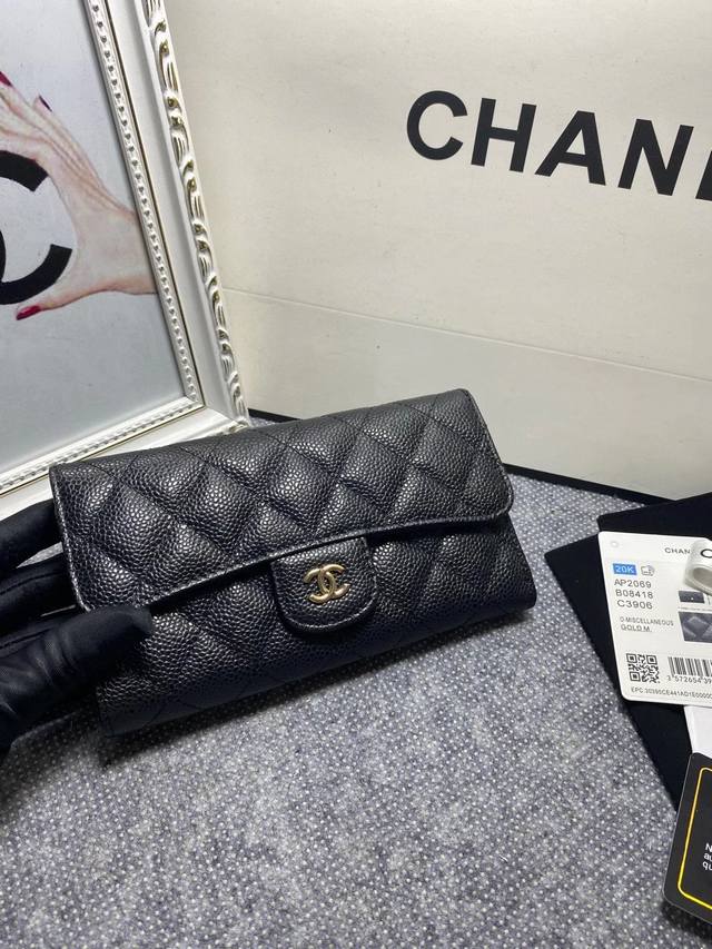 Chanel．型号2069、进口原版牛皮球纹三折钱包尺寸17.5*10*3