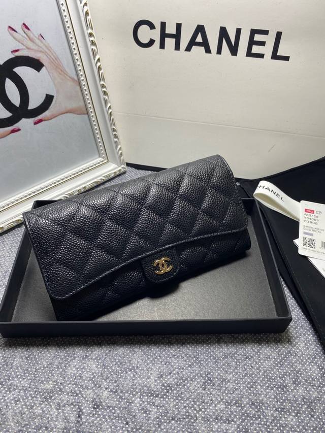 Chanel 进口原版球纹牛皮经典金 银 扣 两折按扣钱包，双c Logo已经成为一种时尚界的骄傲，也是这个地球上女人最想拥有的品牌之一！型号：80758 尺寸