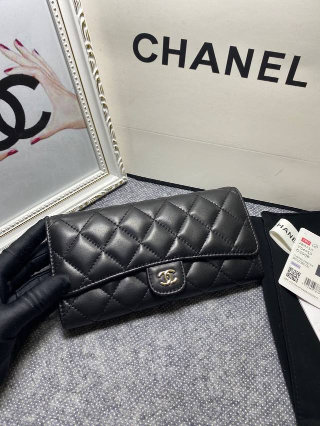 Chanel 进口原版球纹牛皮经典金 银 扣 两折按扣钱包，双c Logo已经成为一种时尚界的骄傲，也是这个地球上女人最想拥有的品牌之一！型号：80758 尺寸