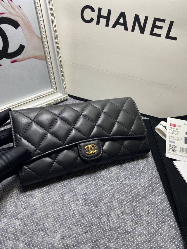 Chanel 进口原版球纹牛皮经典金 银 扣 两折按扣钱包，双c Logo已经成为一种时尚界的骄傲，也是这个地球上女人最想拥有的品牌之一！型号：80758 尺寸