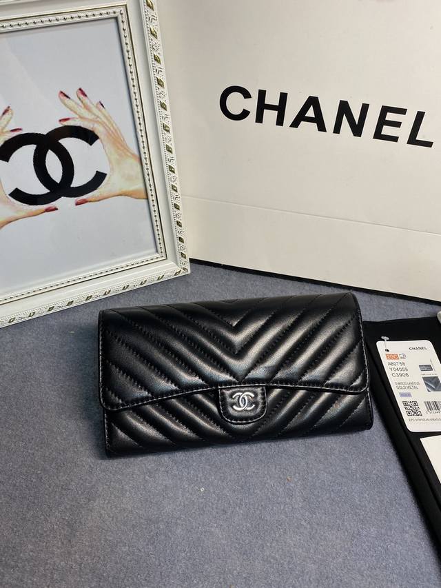 Chanel 进口原版羊皮经典v格车线黑 金 银 扣 两折按扣钱包，双c Logo已经成为一种时尚界的骄傲，也是这个地球上女人最想拥有的品牌之一！型号：8075