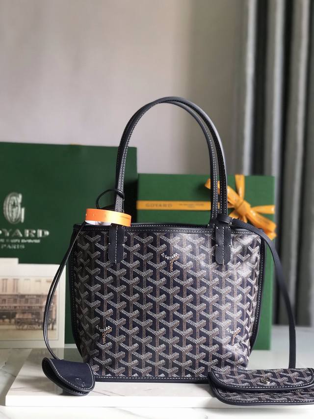 正品级 升级出新配送包饰包夹礼品盒升级版说明书 Goyard 戈雅 经多次研究与改良，不断提升面料与皮质，全方位独家定制只为不断达到客户的高品质要求 底布采用与