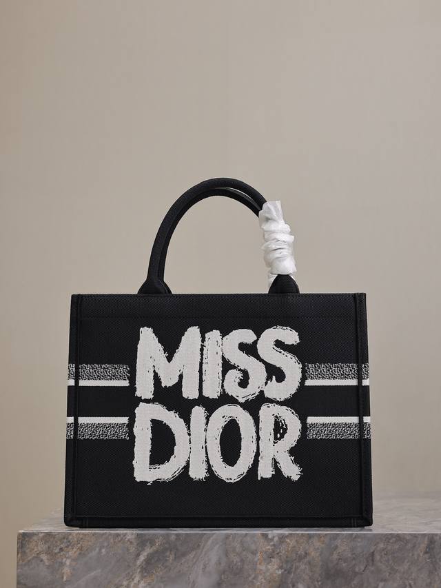 正品级 ，高版本 字母涂鸦黑 中号 Dior Book Tote 购物袋 这款book Tote手袋灵感来自女装创意总监玛丽亚 嘉茜娅 蔻丽 Maria Gra