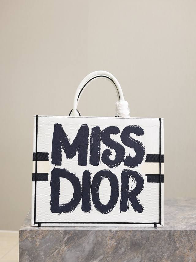 正品级 ，高版本 字母涂鸦白 大号 Dior Book Tote 购物袋 这款book Tote手袋灵感来自女装创意总监玛丽亚 嘉茜娅 蔻丽 Maria Gra