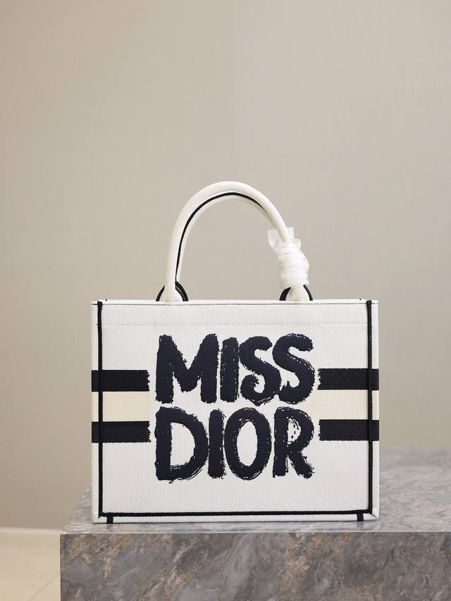 正品级 ，高版本 字母涂鸦白 中号 Dior Book Tote 购物袋 这款book Tote手袋灵感来自女装创意总监玛丽亚 嘉茜娅 蔻丽 Maria Gra