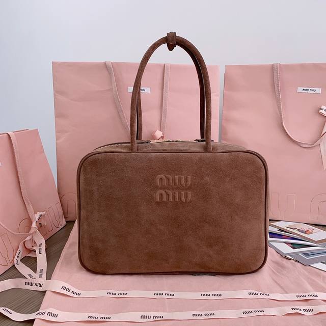 5Bb ：Miumiu新品公文包，今年的各大品牌都采用的时尚元素全新鹿绒皮，火爆全网，帆布衬里，这款包包很酷，定格精致的多功能设计，融合男装和女装元素，随性慵懒