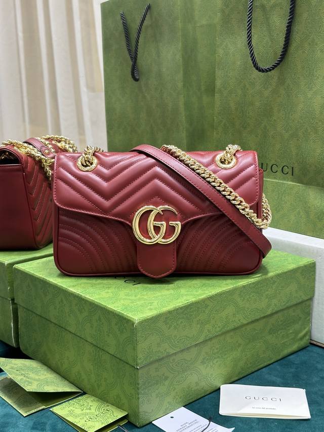 正品级 Gg Marmont系列小号肩背包 小号肩背包以品牌gucci Rosso Ancora红色匠心呈献，选用早秋经典配色演绎标志性款式，搭配浅金色调配件和