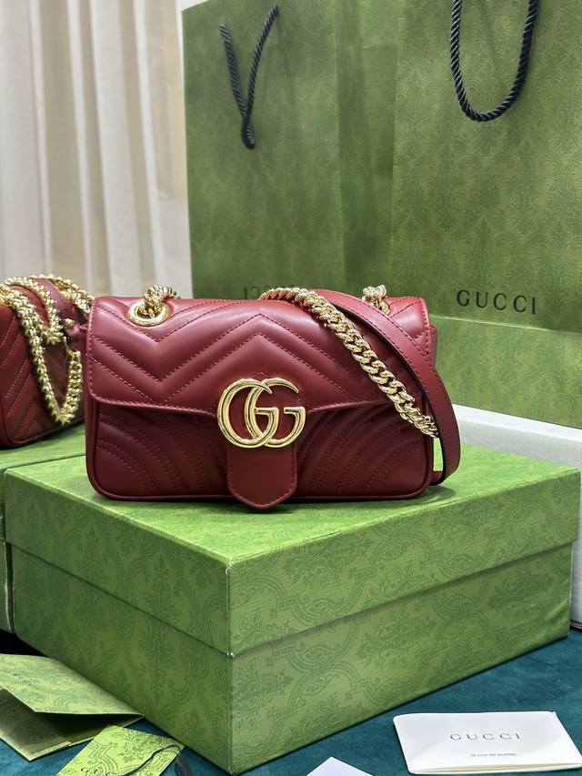 正品级 Gg Marmont系列肩背包安可拉红 肩背包以品牌gucci Rosso Ancora红色匠心呈献，选用早秋经典配色演绎标志性款式，搭配浅金色调配件和