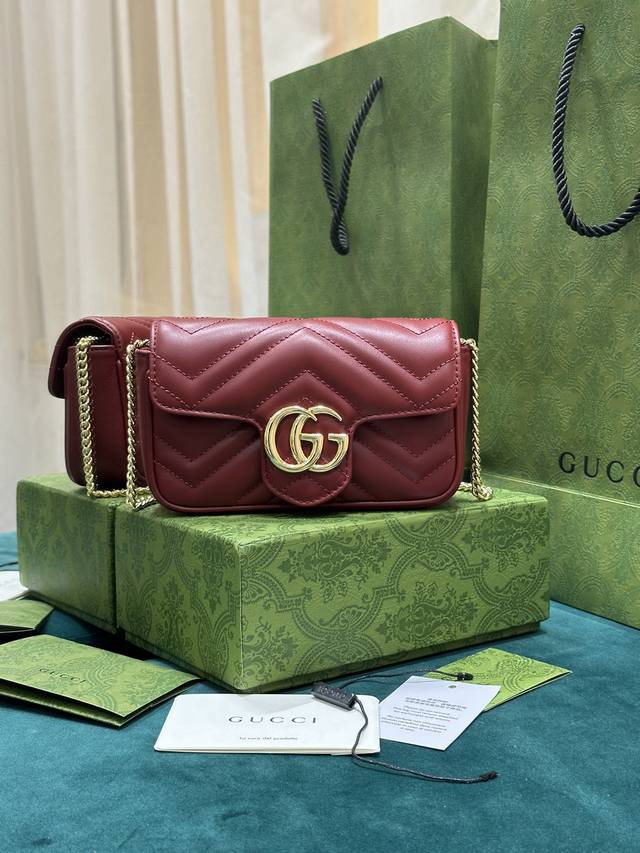 正品级 Gg Marmont系列超迷你手袋 安可拉红 超迷你肩背包以品牌gucci Rossocora红色演绎，早秋经典配色呈献标志性款式，缀饰浅金色调配件和象