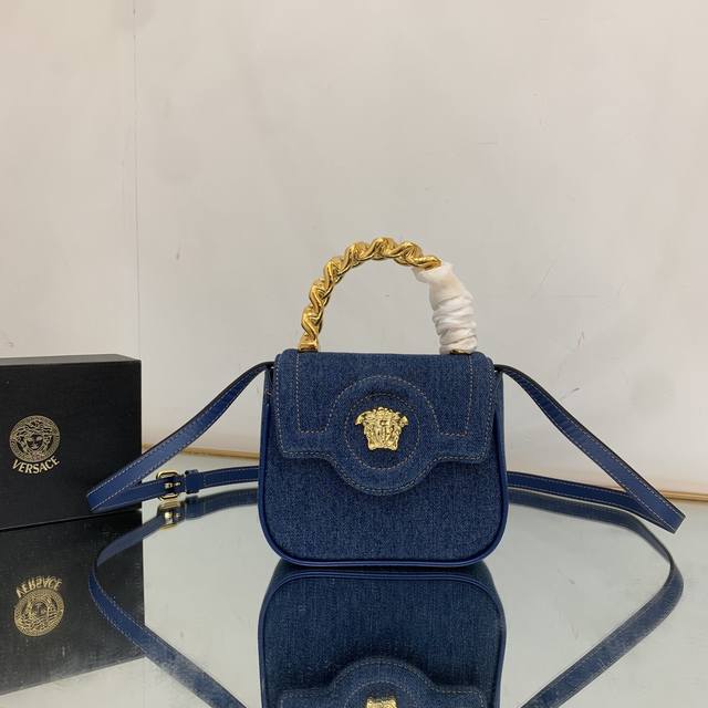 正品级 出货 Versace 向小女王包早秋 Say Hi ~摩登转角，邂逅丹宁美杜莎！涌动新潮态度，金色醒目的美杜莎板式与手柄为时髦加分。中央 Medusa