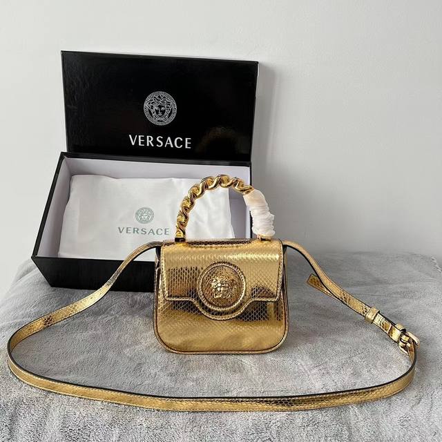 正品级 回货 Versace 金蛇 向小女王包早秋 Say Hi ~摩登转角，邂逅丹宁美杜莎！涌动新潮态度，金色醒目的美杜莎板式与手柄为时髦加分。中央 Medu