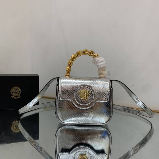 正品级 回货 Versace 银蛇 向小女王包早秋 Say Hi ~摩登转角，邂逅丹宁美杜莎！涌动新潮态度，金色醒目的美杜莎板式与手柄为时髦加分。中央 Medu