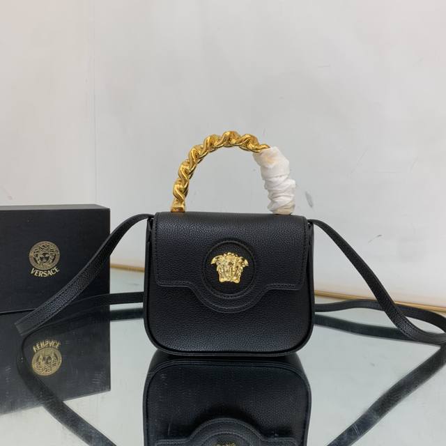 正品级 克荔枝纹 Versace 向小女王包早秋 Say Hi ~摩登转角，邂逅丹宁美杜莎！涌动新潮态度，金色醒目的美杜莎板式与手柄为时髦加分。中央 Medus