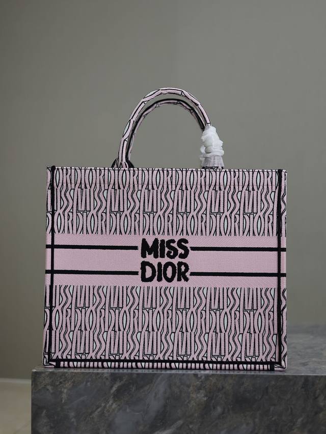 正品级 ，，高版本 新字母浅粉 大号 Dior Book Tote 购物袋 这款book Tote手袋灵感来自女装创意总监玛丽亚 嘉茜娅 蔻丽 Maria Gr