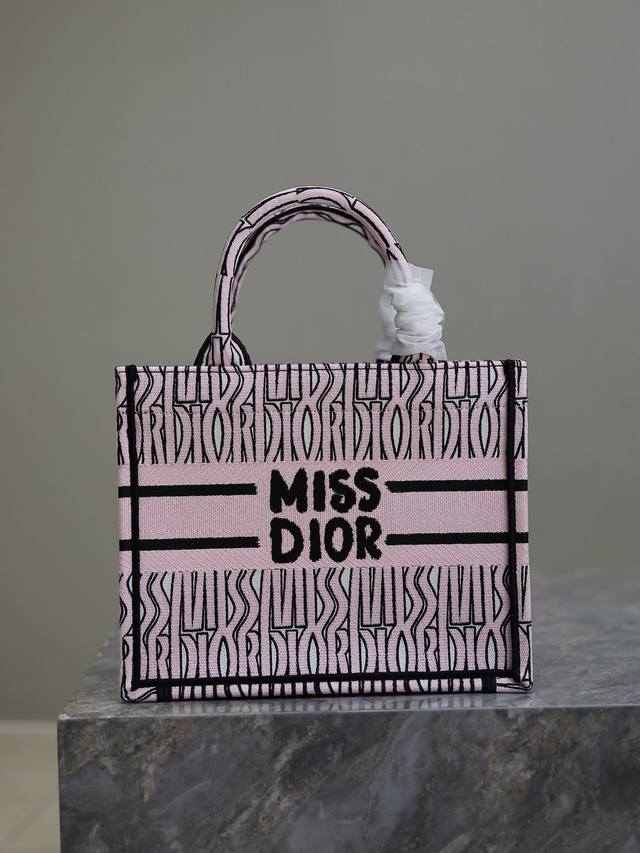 正品级 新字母浅粉 新尺寸 Dio.R Mini Book Tote 复古又时髦的凹造型单品精湛的刺绣工艺完美呈现 随手一搭就能给搭配带来亮点～ 这款mini号