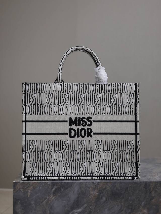 正品级 新字母浅绿 大号 Dior Book Tote 购物袋 这款book Tote手袋灵感来自女装创意总监玛丽亚 嘉茜娅 蔻丽 Maria Grazia C