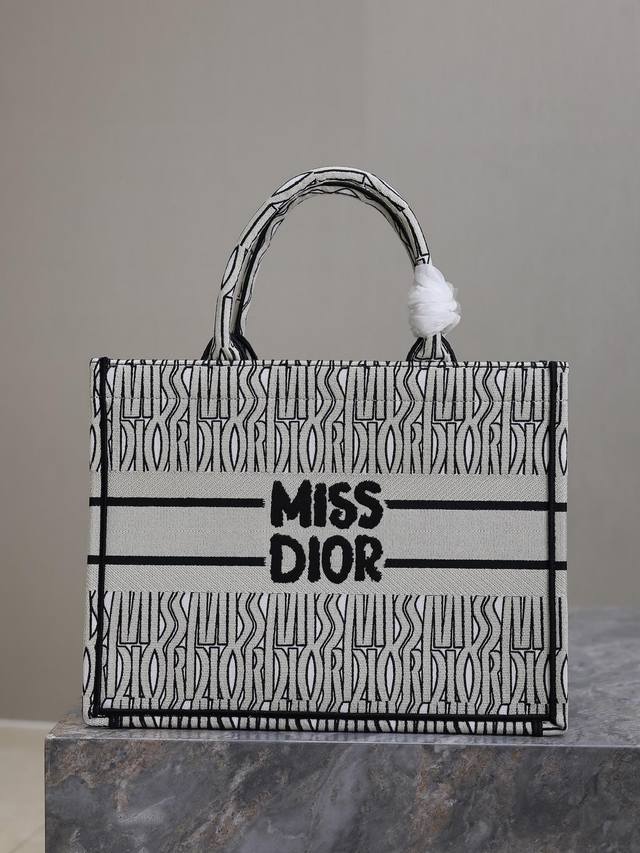 正品级 ，高版本 新字母浅绿 中号 Dior Book Tote 购物袋 这款book Tote手袋灵感来自女装创意总监玛丽亚 嘉茜娅 蔻丽 Maria Gra