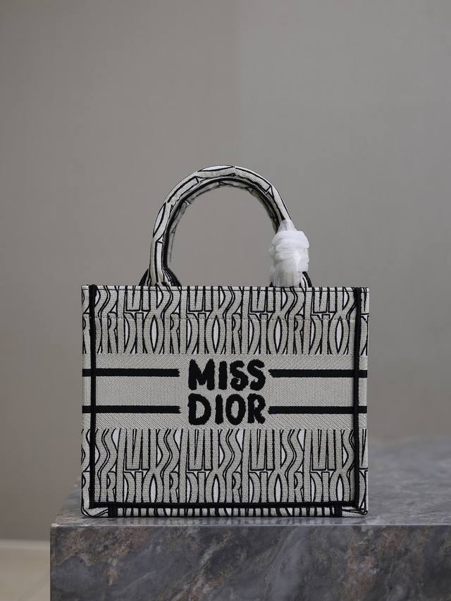 正品级 新字母浅绿 新尺寸 Dio.R Mini Book Tote 复古又时髦的凹造型单品精湛的刺绣工艺完美呈现 随手一搭就能给搭配带来亮点～ 这款mini号