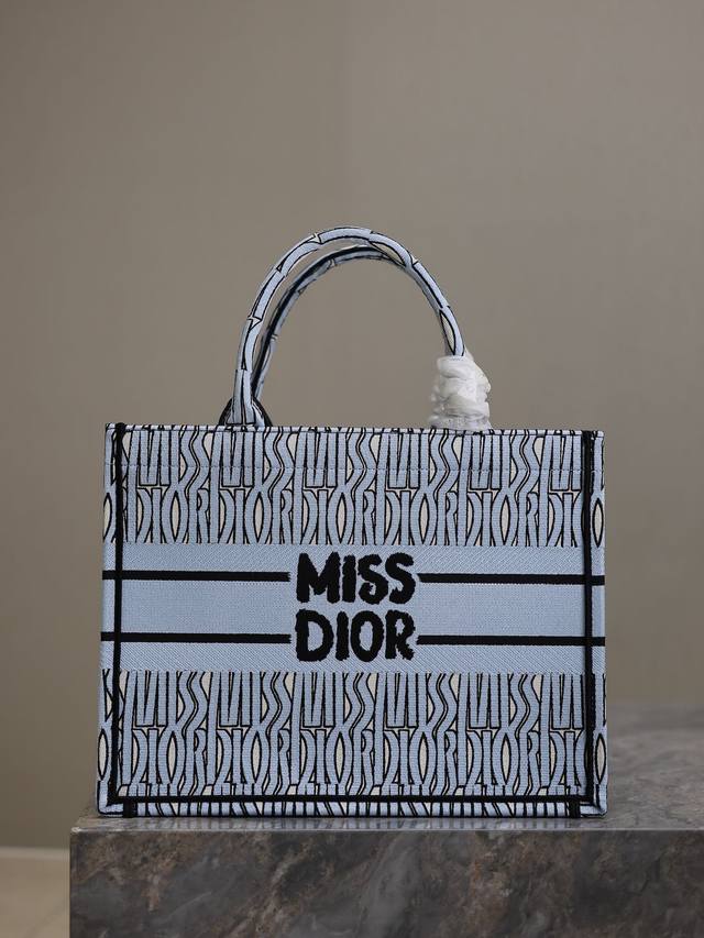 正品级 ，高版本 新字母浅蓝 中号 Dior Book Tote 购物袋 这款book Tote手袋灵感来自女装创意总监玛丽亚 嘉茜娅 蔻丽 Maria Gra