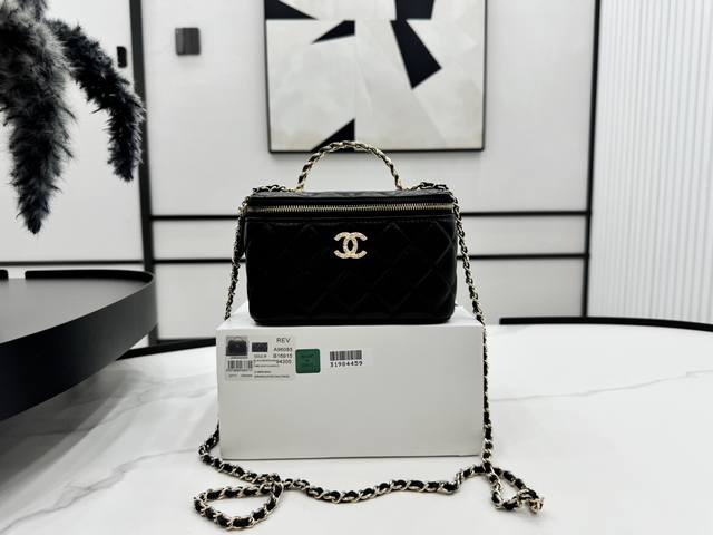 A96085 Chanel 24A 手工坊 手提款化妆包 太重工啦～水钻手提浮雕工艺logo 太优雅了 很温柔瞬间被迷倒 细节处理上很完美 尺寸：17Cm