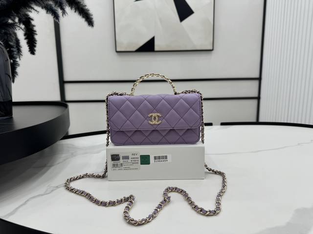 A96084 Chanel 24A 手工坊 手提款手机包 这只woc太重工啦～水钻手提浮雕工艺logo 太优雅了 很温柔瞬间被迷倒 细节处理上很完美 尺寸：17