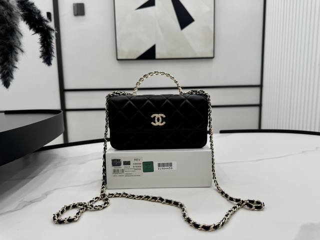 A96084 Chanel 24A 手工坊 手提款手机包 这只woc太重工啦～水钻手提浮雕工艺logo 太优雅了 很温柔瞬间被迷倒 细节处理上很完美 尺寸：17