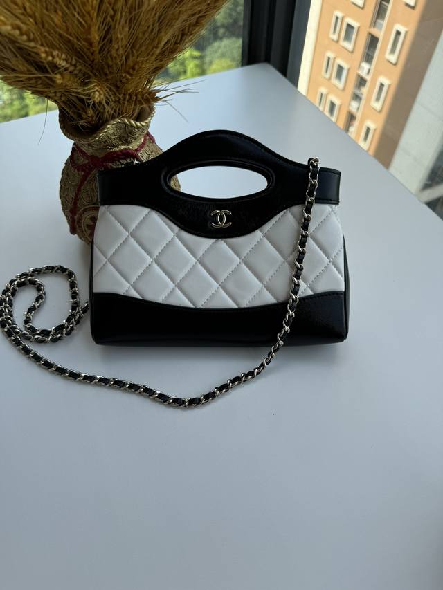 Chanel 香奈儿 24S最新 31迷你购物包，油腊小羊皮与金色金， 型号ap3676 B12958 N 1，尺寸17.5X20.5X3.5Cm