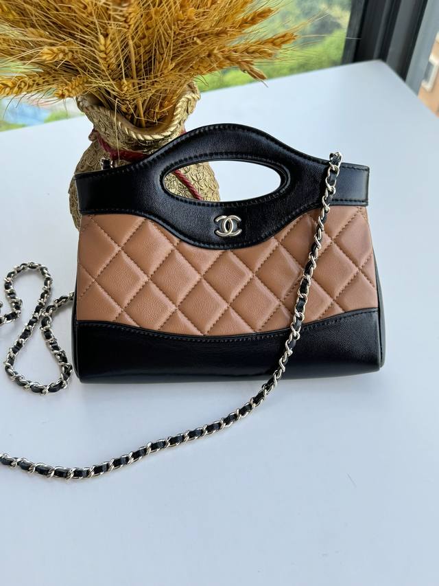 Chanel 香奈儿 24S最新 31迷你购物包，油腊小羊皮与金色金， 型号ap3676 B12958 N 1，尺寸17.5X20.5X3.5Cm