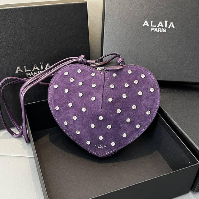 磨砂钻石 Alaia Coeur Bag 爱心手袋系列，立体爱心设计辨识度超高，拉链袋配有可调式的肩带，非常适合携带必需品，造型简洁，包包印有精致的 Logo