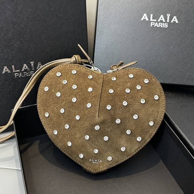 磨砂钻石 Alaia Coeur Bag 爱心手袋系列，立体爱心设计辨识度超高，拉链袋配有可调式的肩带，非常适合携带必需品，造型简洁，包包印有精致的 Logo