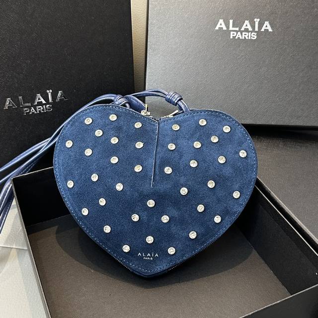 磨砂钻石 Alaia Coeur Bag 爱心手袋系列，立体爱心设计辨识度超高，拉链袋配有可调式的肩带，非常适合携带必需品，造型简洁，包包印有精致的 Logo