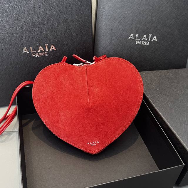 磨砂 Alaia Coeur Bag 爱心手袋系列，立体爱心设计辨识度超高，拉链袋配有可调式的肩带，非常适合携带必需品，造型简洁，包包印有精致的 Logo 银色