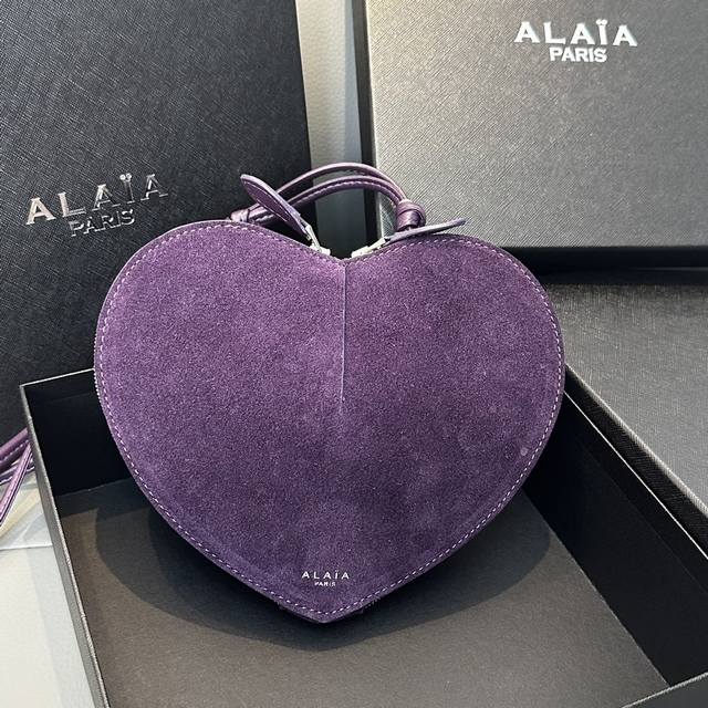 磨砂 Alaia Coeur Bag 爱心手袋系列，立体爱心设计辨识度超高，拉链袋配有可调式的肩带，非常适合携带必需品，造型简洁，包包印有精致的 Logo 银色