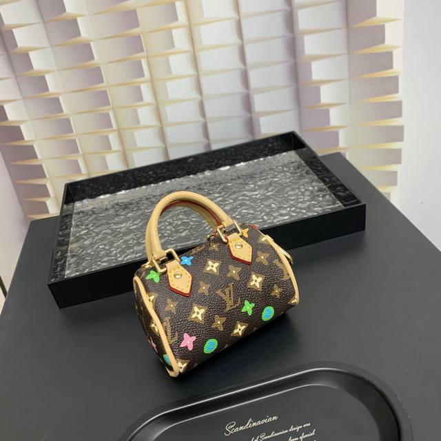 出货啦 Mini Keepall 包饰与钥匙扣 Louis Vuitton 路易威登lv迷你枕头包挂件 本款mini Keepall 包饰与钥匙扣浓缩经典手袋构