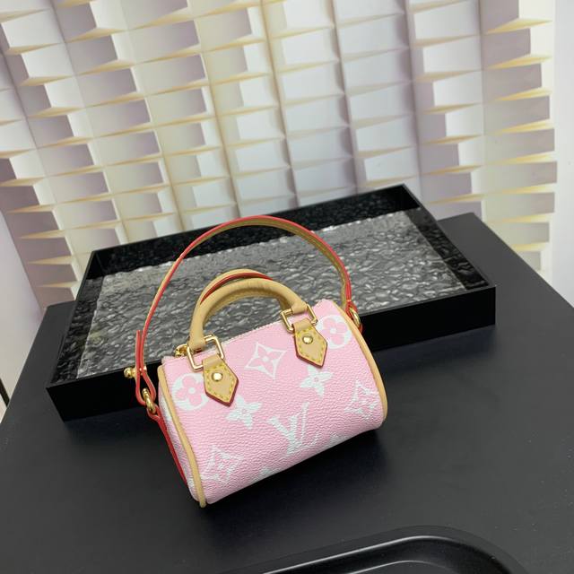 Mini Keepall 包饰与钥匙扣 Louis Vuitton 路易威登lv迷你枕头包挂件 本款mini Keepall 包饰与钥匙扣浓缩经典手袋构型，大胆