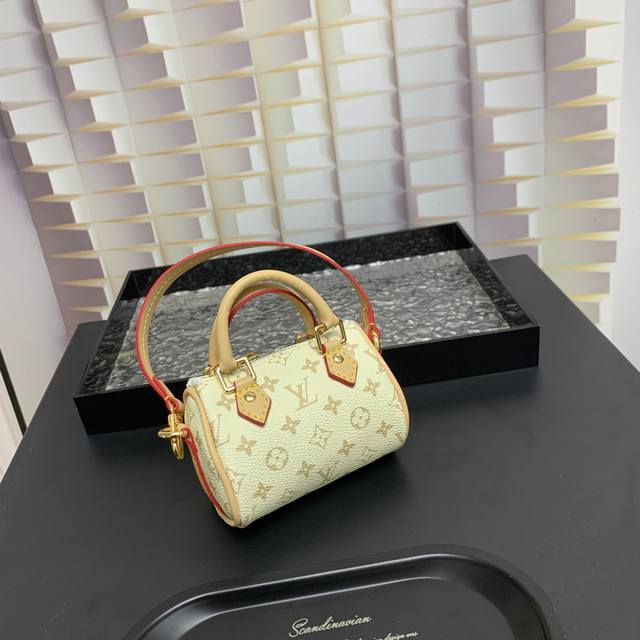 Mini Keepall 包饰与钥匙扣 Louis Vuitton 路易威登lv迷你枕头包挂件 本款mini Keepall 包饰与钥匙扣浓缩经典手袋构型，大胆