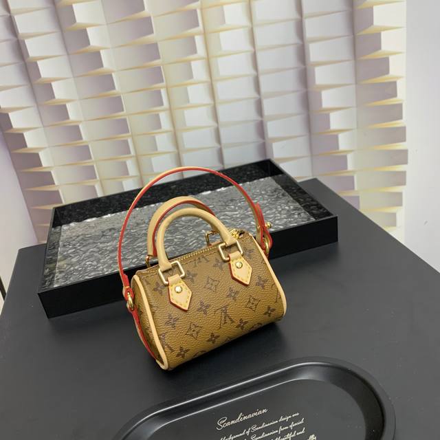 Mini Keepall 包饰与钥匙扣 Louis Vuitton 路易威登lv迷你枕头包挂件 本款mini Keepall 包饰与钥匙扣浓缩经典手袋构型，大胆