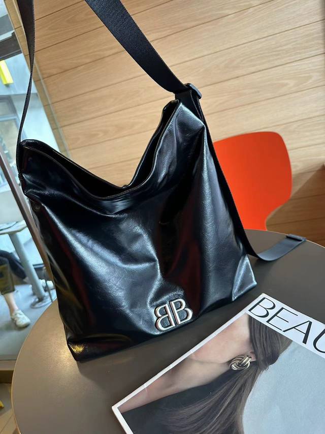 竖款 新款出balenciag Monaco Hobo 男女通勤包 设计简约大方 休闲时髦 适合各种凹造型 肩带以织带搭配调节扣 展现随性风采 男女都可轻松驾驭