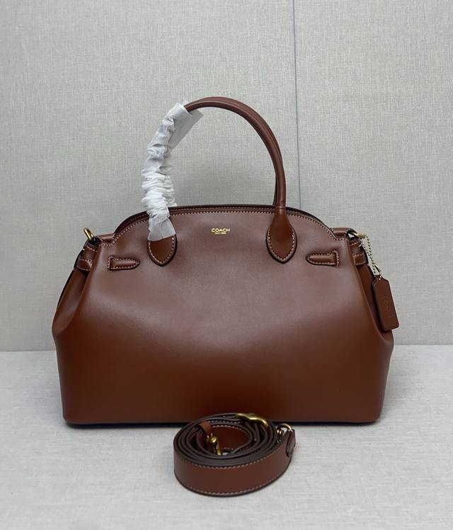 Coach 8月新品 Cu218 Empire Carryall 一路开挂的节奏已经停不下来了 Empire Carryall职场千禧风，复古又干练 尺寸34