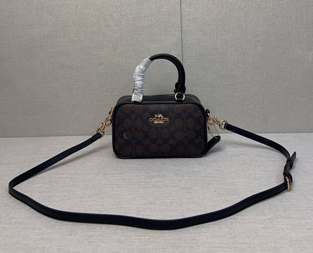 8月coach Satchel。Cw197 Ct776小包 就是那种很好搭配的感觉而且皮子质感很棒 尺寸23 20 8.5