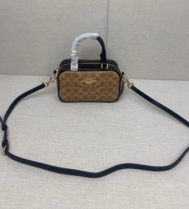 8月coach Satchel。Cw197 Ct776小包 就是那种很好搭配的感觉而且皮子质感很棒 尺寸23 20 8.5