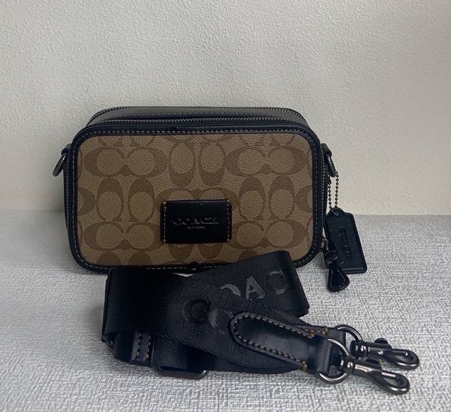 Coach New新品 Cm109 Wyatt男士斜挎包0真的好好看呀 韩版设计双拉链尺码:19.7X11.4 X 6.4 Cm肩带字母设计巨好看