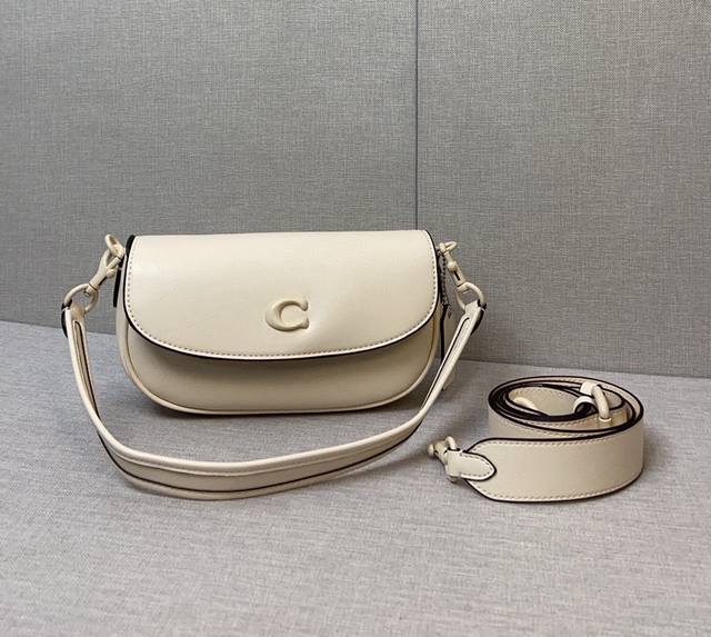 Coach Emmy 5月新品 Cr667 Cr666夏日极简白色包包奶呼呼的白色包包搭配同色金属蛮清爽滴腋下 斜挎都可 圆鼓鼓的包型很讨巧敲耐看 尺寸22 1